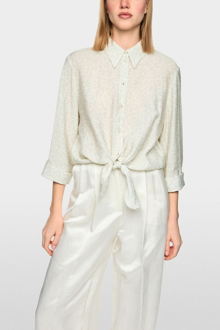 Blouse à nœuds ample en viscose stretch avec motif léopard discret, manches trois-quarts, et détail noué.