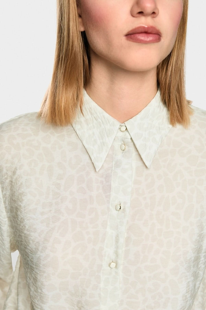 Blouse à nœuds en viscose froissée avec motif léopard et patte de boutonnage élégante, manches trois-quarts visibles