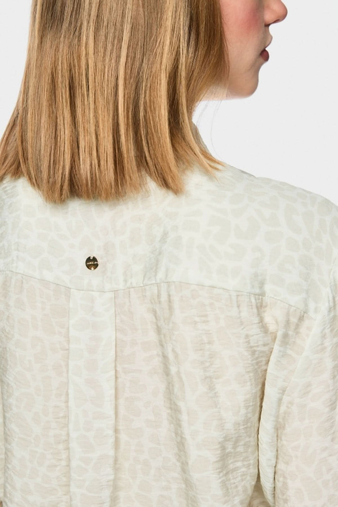 Blouse à nœuds en viscose stretch froissée avec motif léopard discret et pli creux, vue arrière du dos élégant.