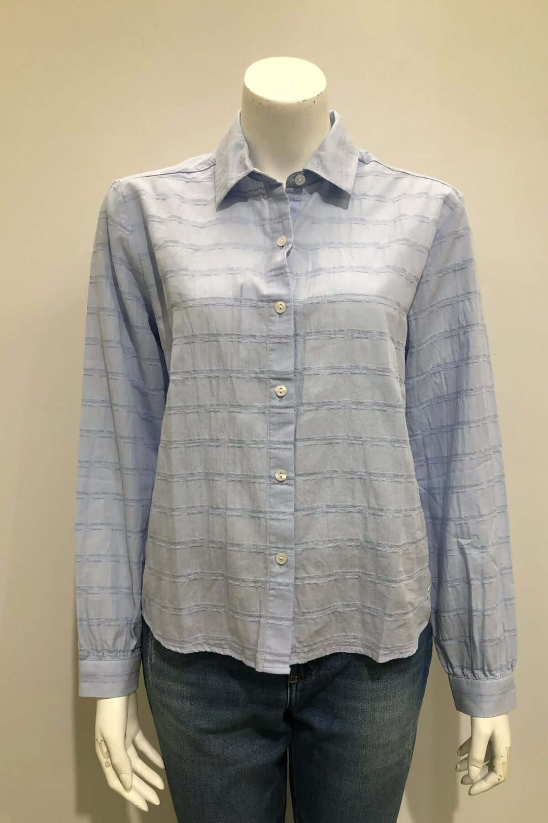 Blouse rayée AGATHE, chemise à rayures texturées en tissu léger, coupe droite, idéale pour une garde-robe décontractée et intemporelle.