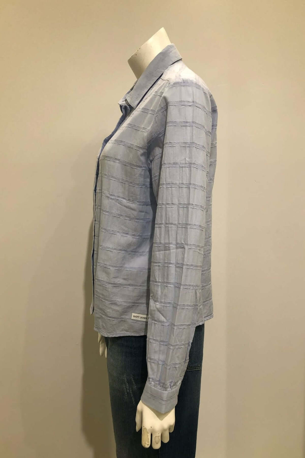 Vue latérale de la Blouse rayée AGATHE à rayures texturées et coupe droite, idéale pour une tenue quotidienne décontractée.