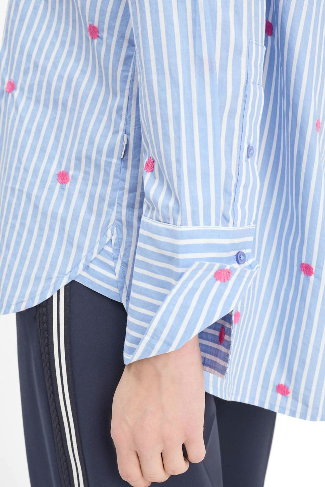 Détail manche Blouse rayée à broderies contrastantes VIKI, style soigné et coupe fluide, idÉale avec jean ou pantalon structuré.