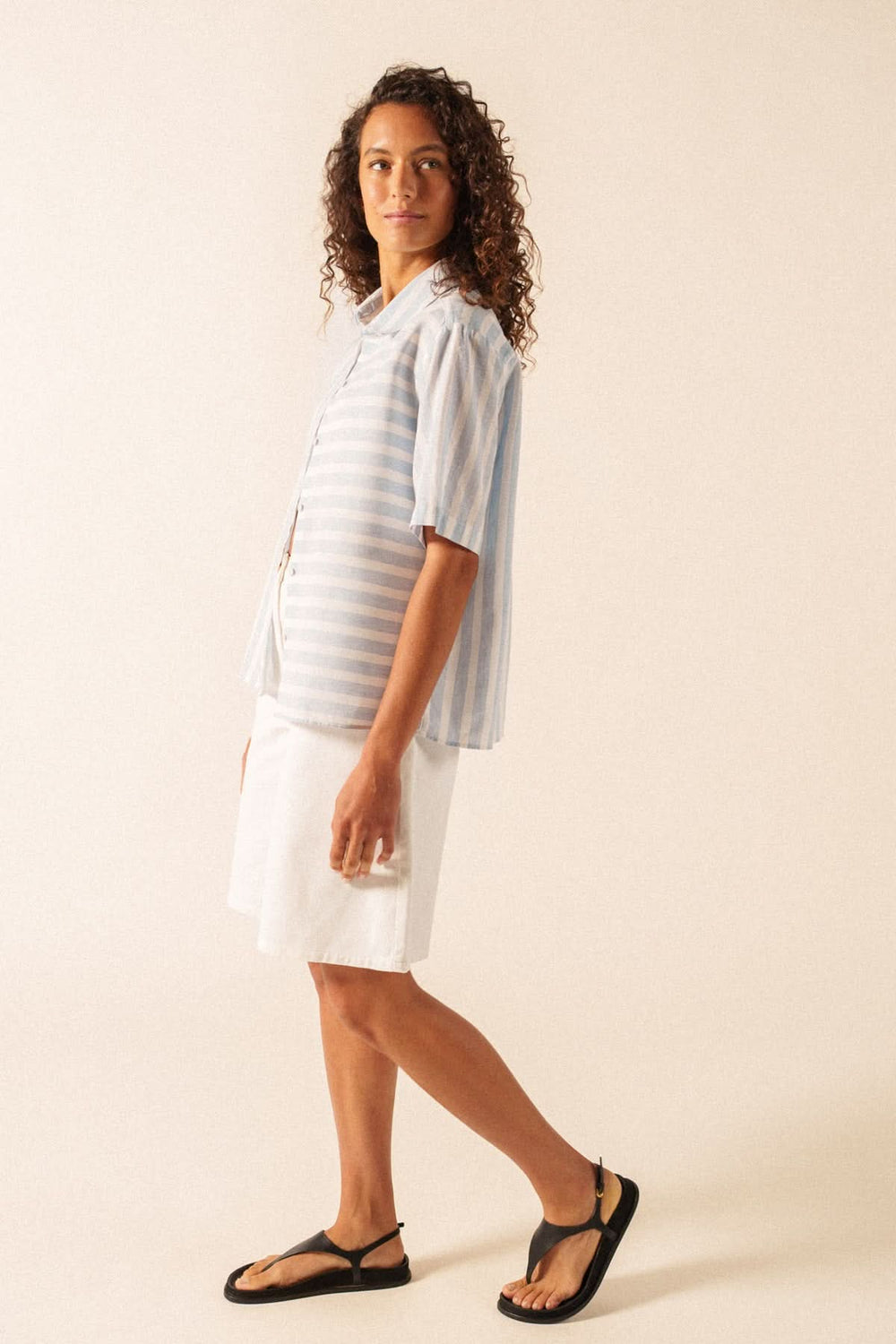 Blouse à rayures manches courtes ALMA portée avec élégance, style décontracté et soigné pour l'été, vue de profil.
