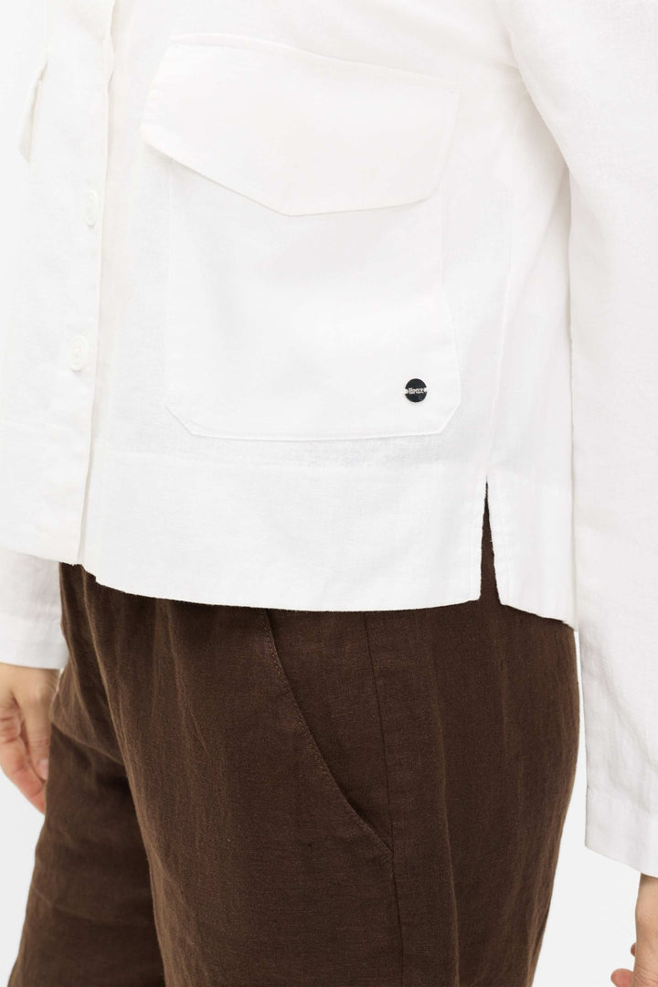 Blouse utilitaire VEGA avec poches plaquées et fermeture boutonnée, coupe droite pour un look moderne et épuré. Décris moi le produit.