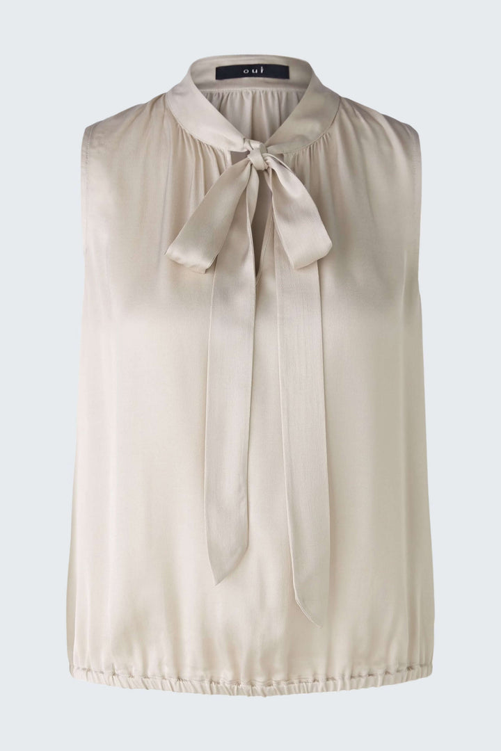 Blouse évasée satinée avec encolure en V et ceinture élastiquée, complétée par des volants pour une touche féminine raffinée.