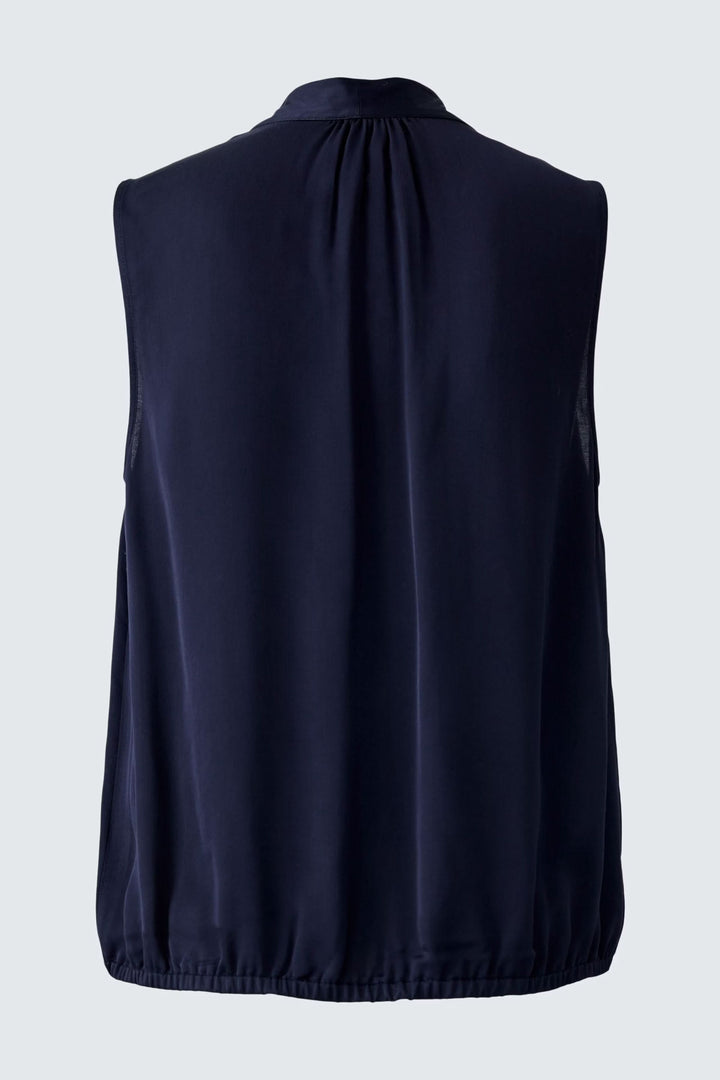 Blouse évasée bleue avec finition satinée et ceinture élastiquée, vue arrière. Décris moi le produit en français.