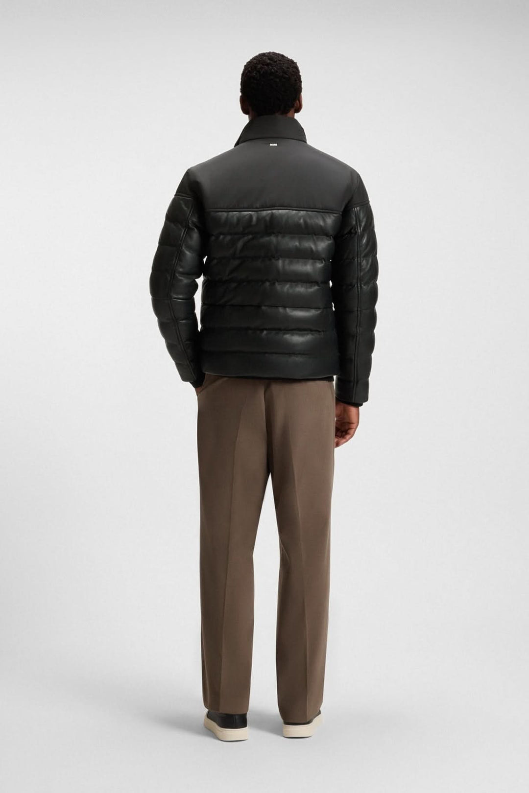 Blouson en cuir d’agneau avec col montant et finitions côtelées vu de dos, montrant l&