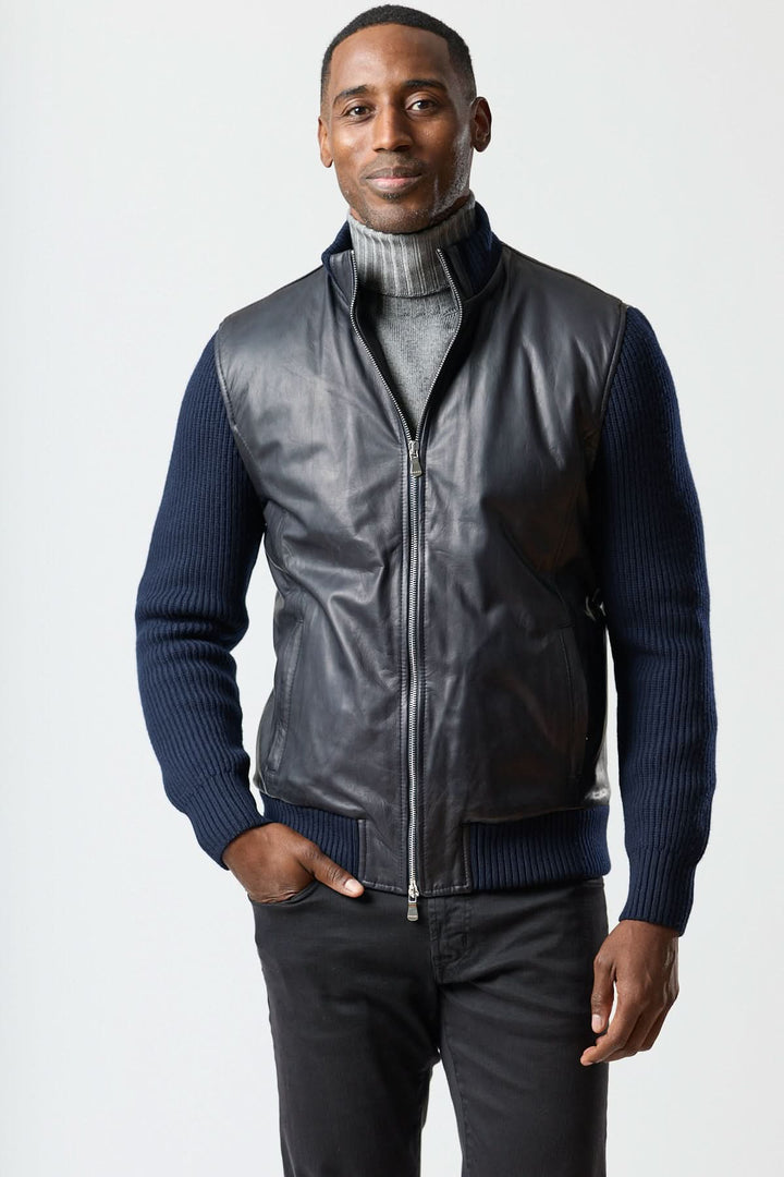 Blouson hybride cuir &amp; tricot zippé porté pour un look moderne avec col roulé et denim sombre, décris moi le produit en français.