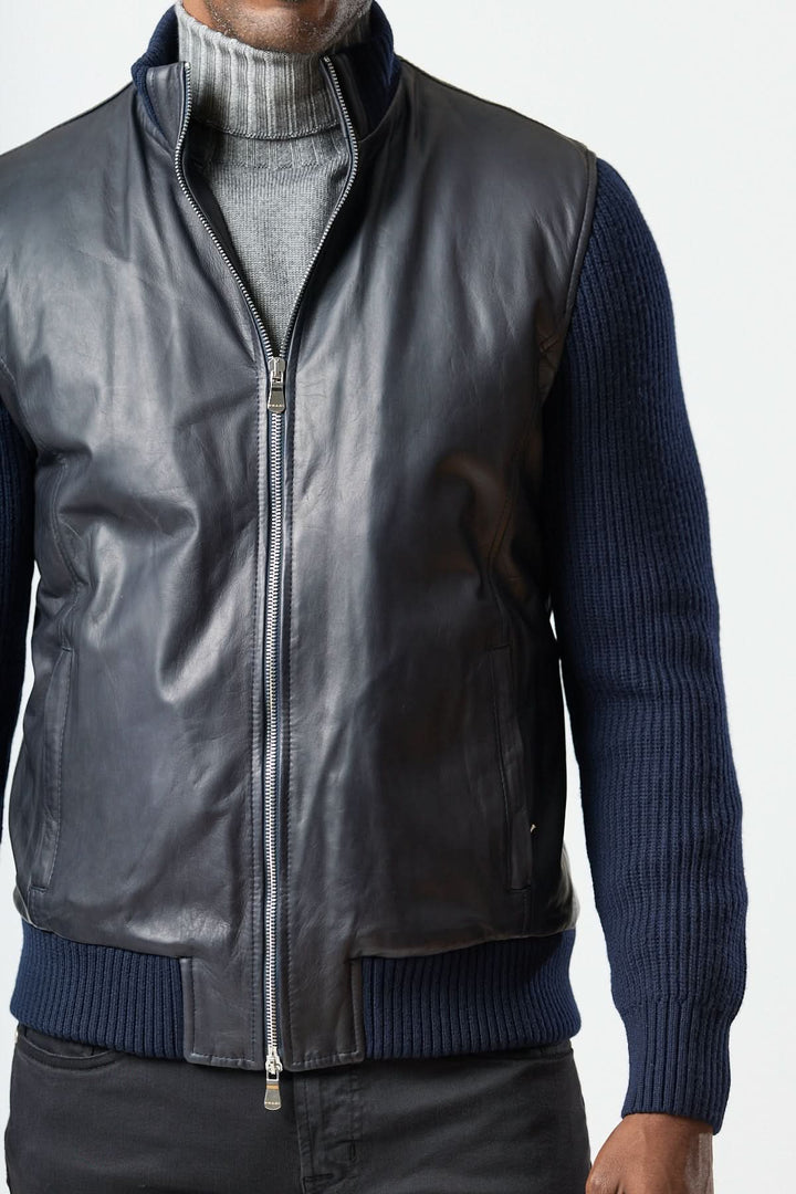 Homme portant un Blouson hybride cuir &amp; tricot zippé avec col roulé gris pour un look moderne et urbain.