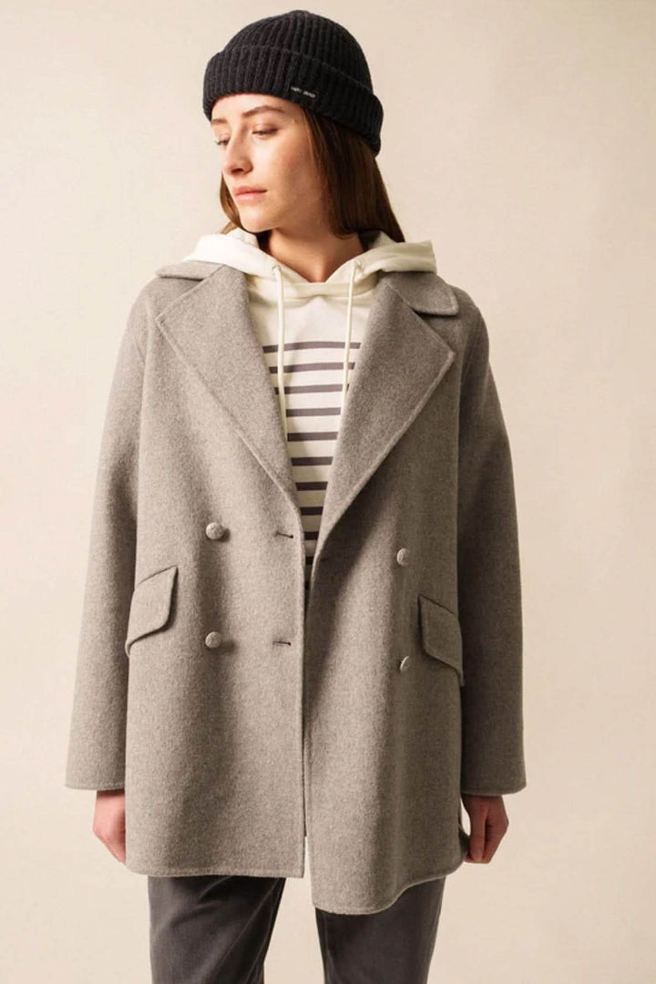 Femme portant le Caban STE ELINA gris, avec boutons signature SAINT JAMES et col tailleur, montrant l'élégance maritime en laine.
