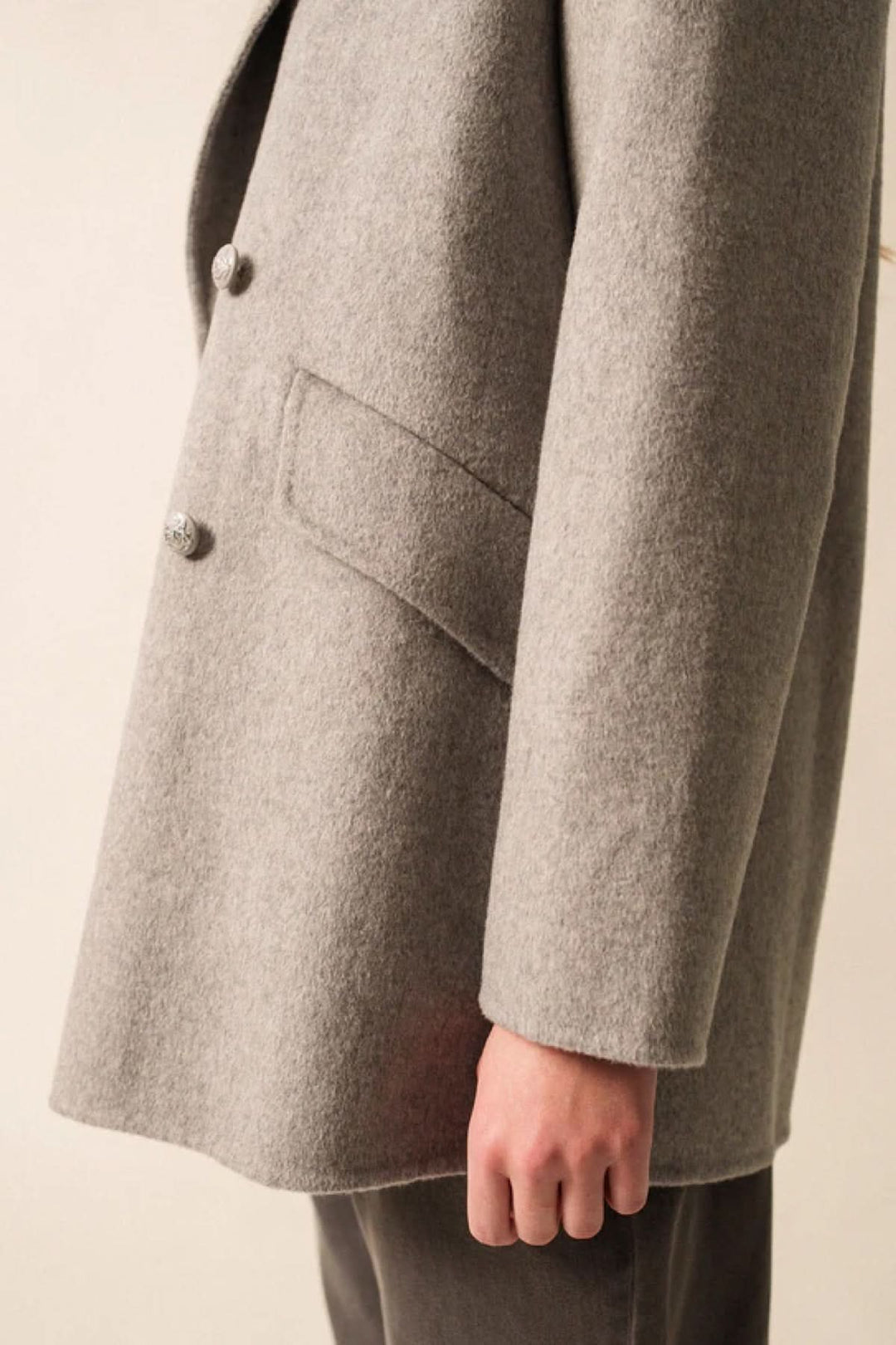 Caban STE ELINA en drap de laine avec col tailleur et boutons blason, vue de profil élégante et sobre du côté droit.