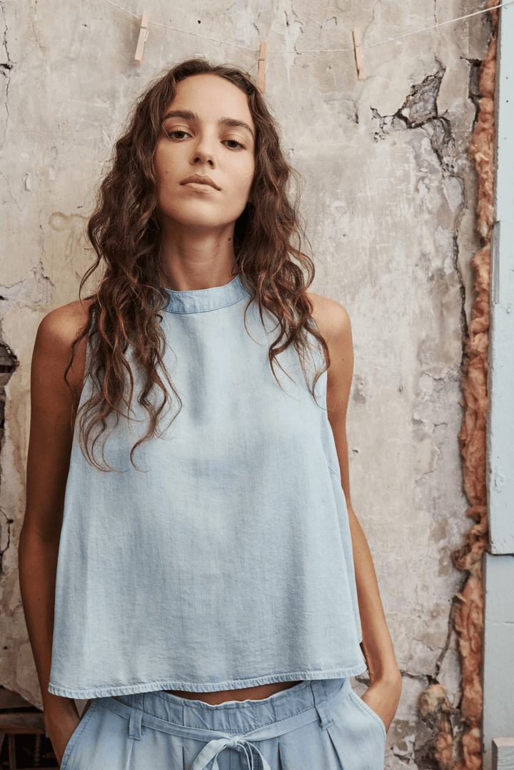 Camisole Cecil fluide avec détail au dos en tissu léger, silhouette épurée et design minimaliste pour confort optimal.