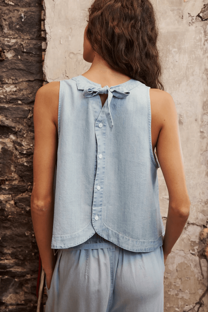 Camisole Cecil fluide avec détail au dos, silhouette épurée et confort optimal, parfait pour la saison chaude.