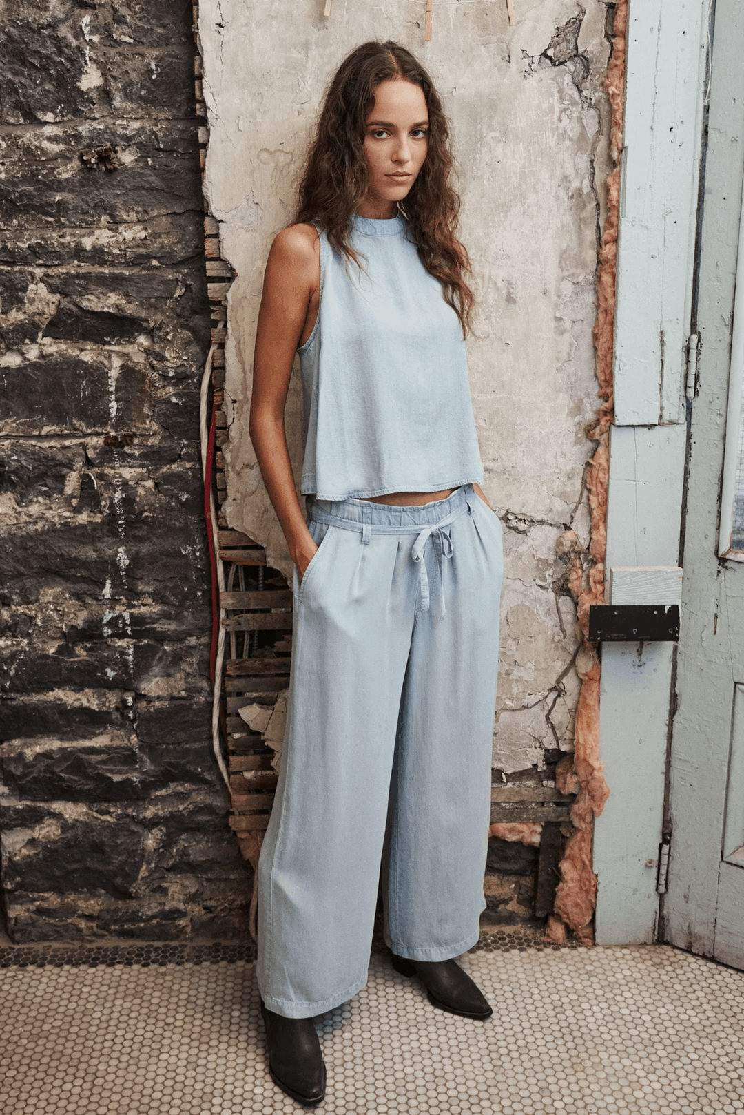Femme portant une camisole Cecil fluide avec détail au dos, design léger et minimaliste idéal pour l&