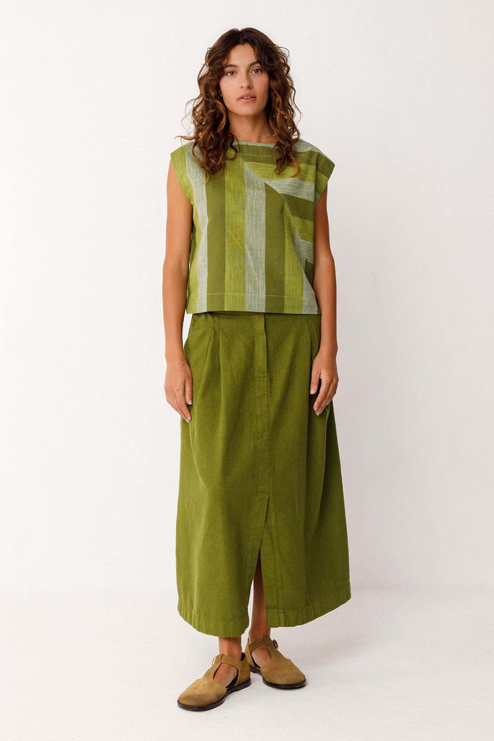 Femme portant une Camisole Lesia structurée sans manches motif graphique, coupe moderne et confortable, détails à motifs graphiques.