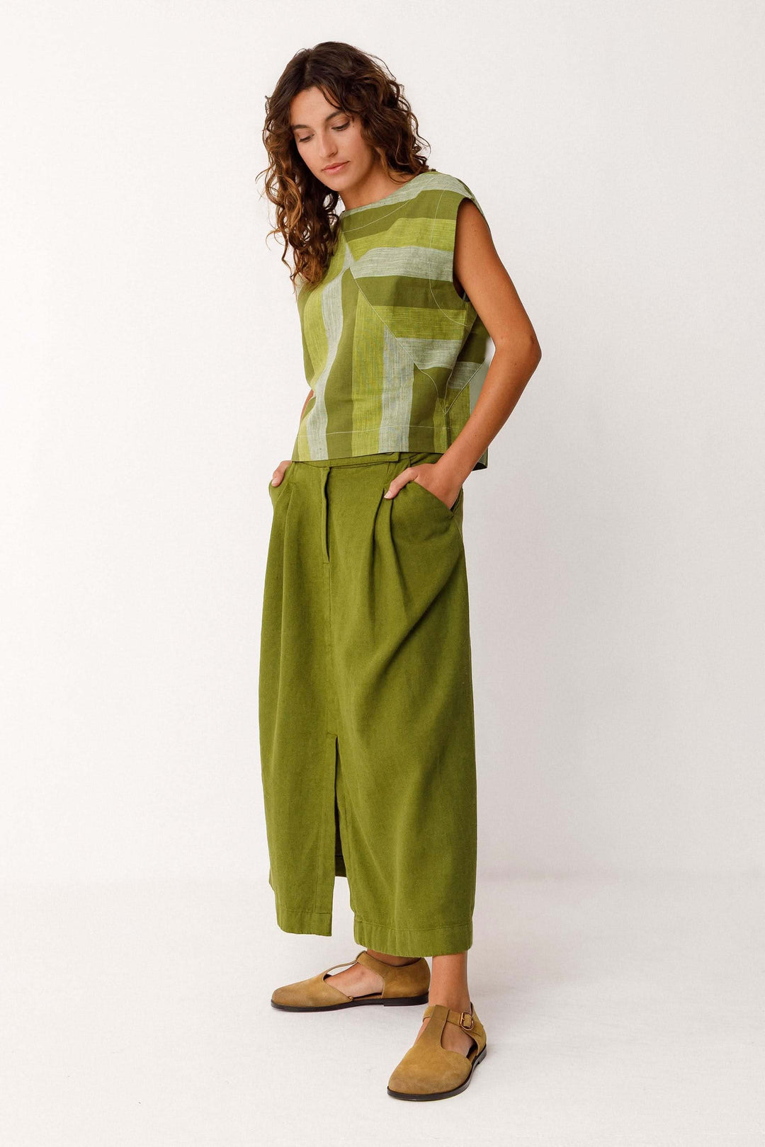 Camisole Lesia structurée sans manches motif graphique en lin et coton bio, offrant un design moderne et une coupe confortable.