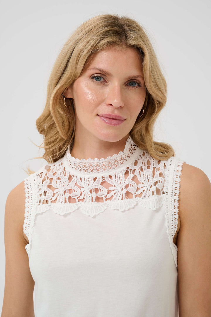 Camisole Livy avec empiècement en dentelle délicate et col montant, idéal pour un look élégant.