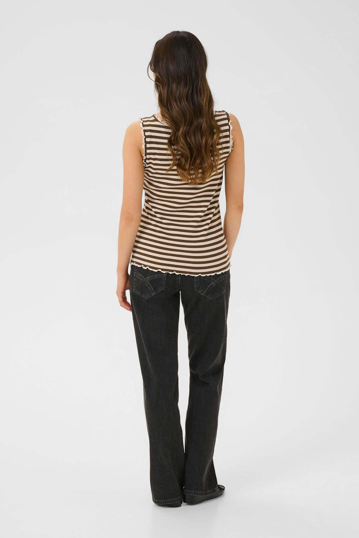 Camisole rayée en tricot côtelé avec finitions ondulées, portée avec un jean noir.
