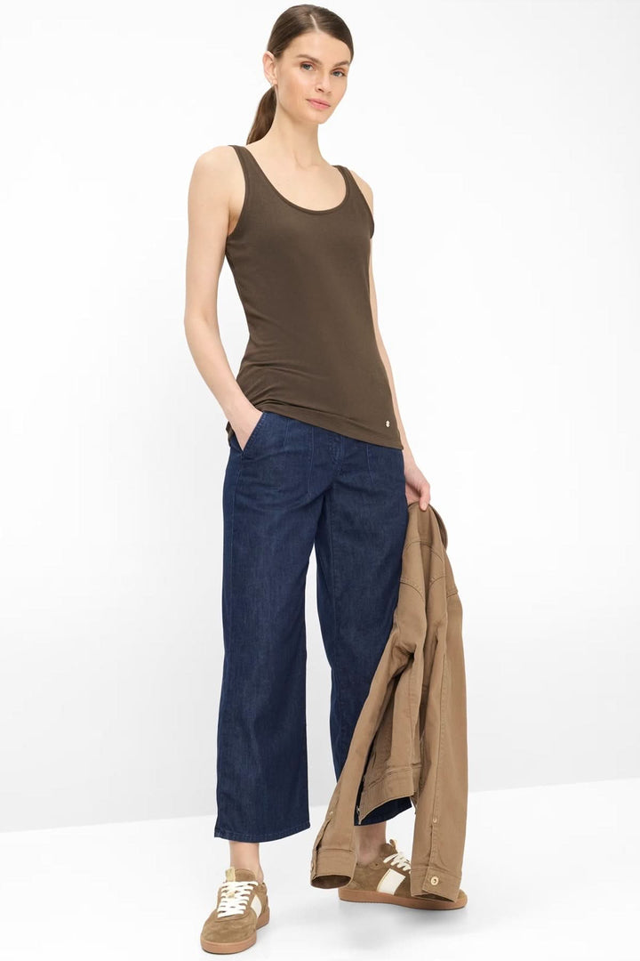 Femme portant la Camisole Silvy ajustée avec encolure arrondie et tissu doux, tenue idéale pour le confort quotidien.