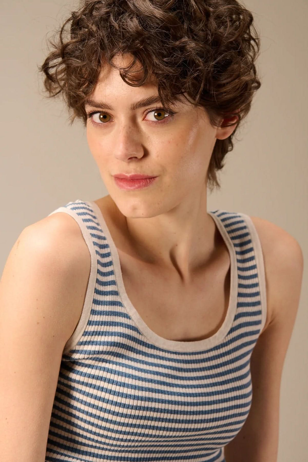Camisole côtelée rayée col rond avec silhouette ajustée et matière extensible pour liberté de mouvement. Encolure ronde et motif rayé.