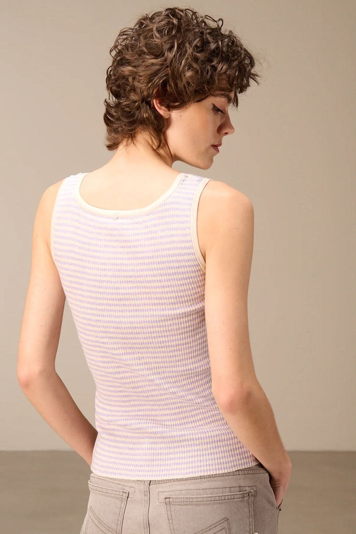 Homme portant une camisole côtelée rayée col rond, vue de dos, montrant la texture côtelée et la coupe ajustée.