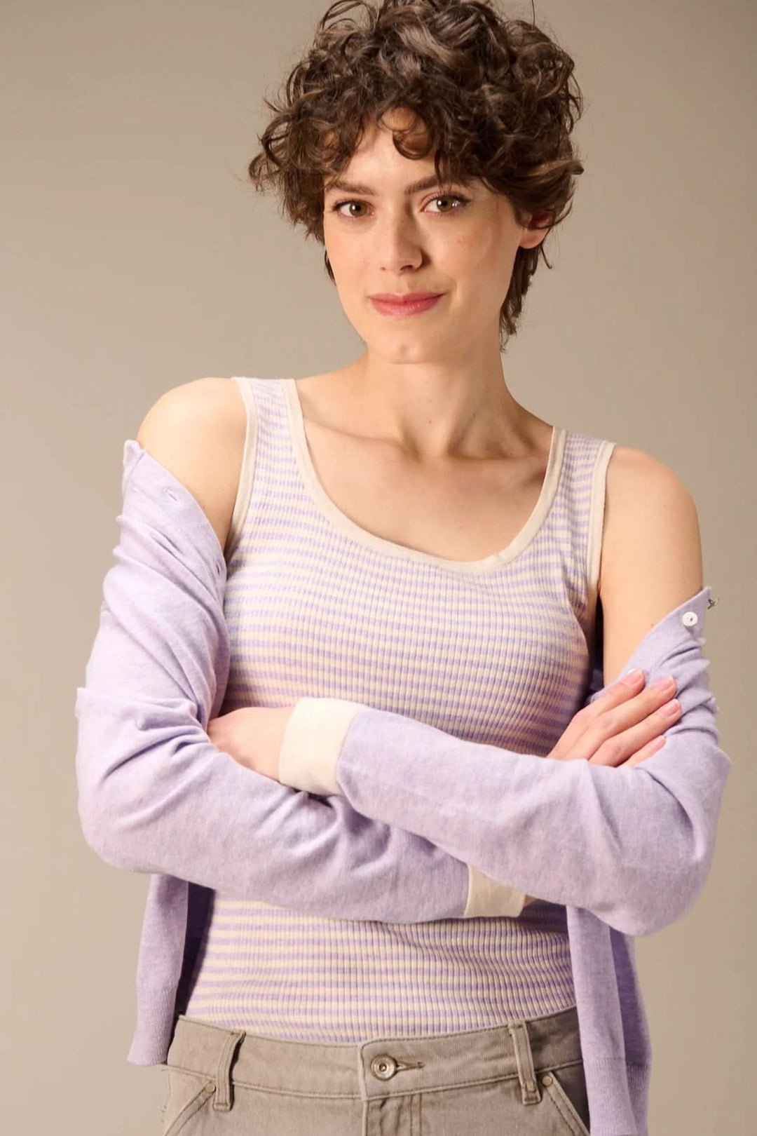 Femme portant une camisole côtelée rayée col rond avec bretelles larges, idéale pour un look casual ou estival.