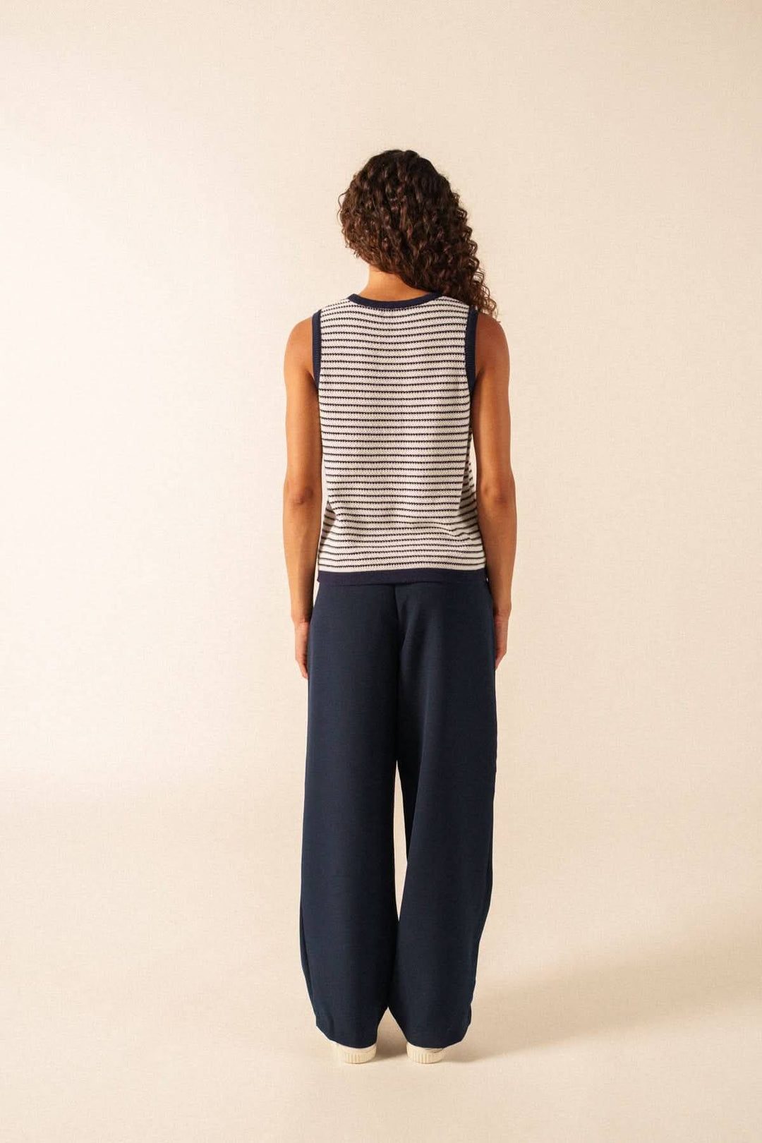 Femme portant la Camisole en maille rayée MASSANE avec un style décontracté et moderne.