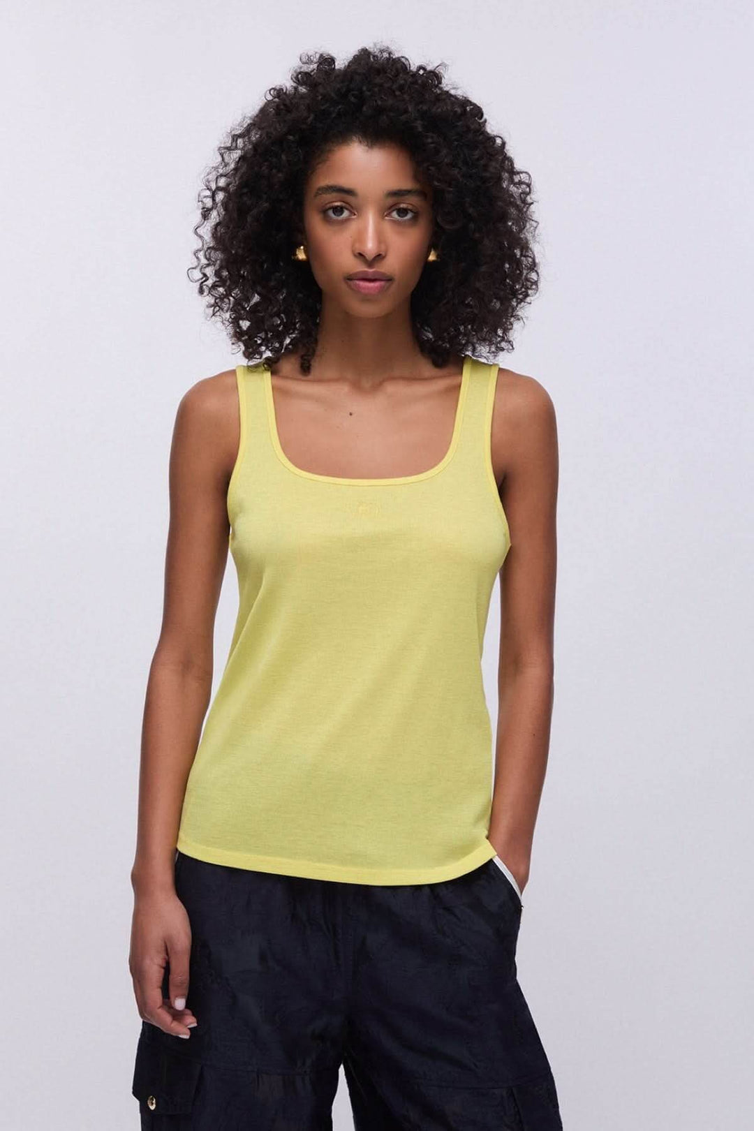 Femme portant une camisole à encolure carrée jaune avec tissu doux et extensible