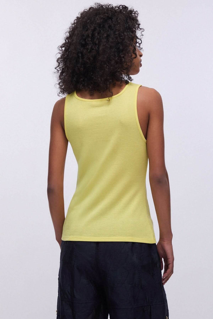 Vue arrière de la camisole à encolure carrée jaune avec bretelles larges, tissu doux et extensible, idéale pour la superposition.