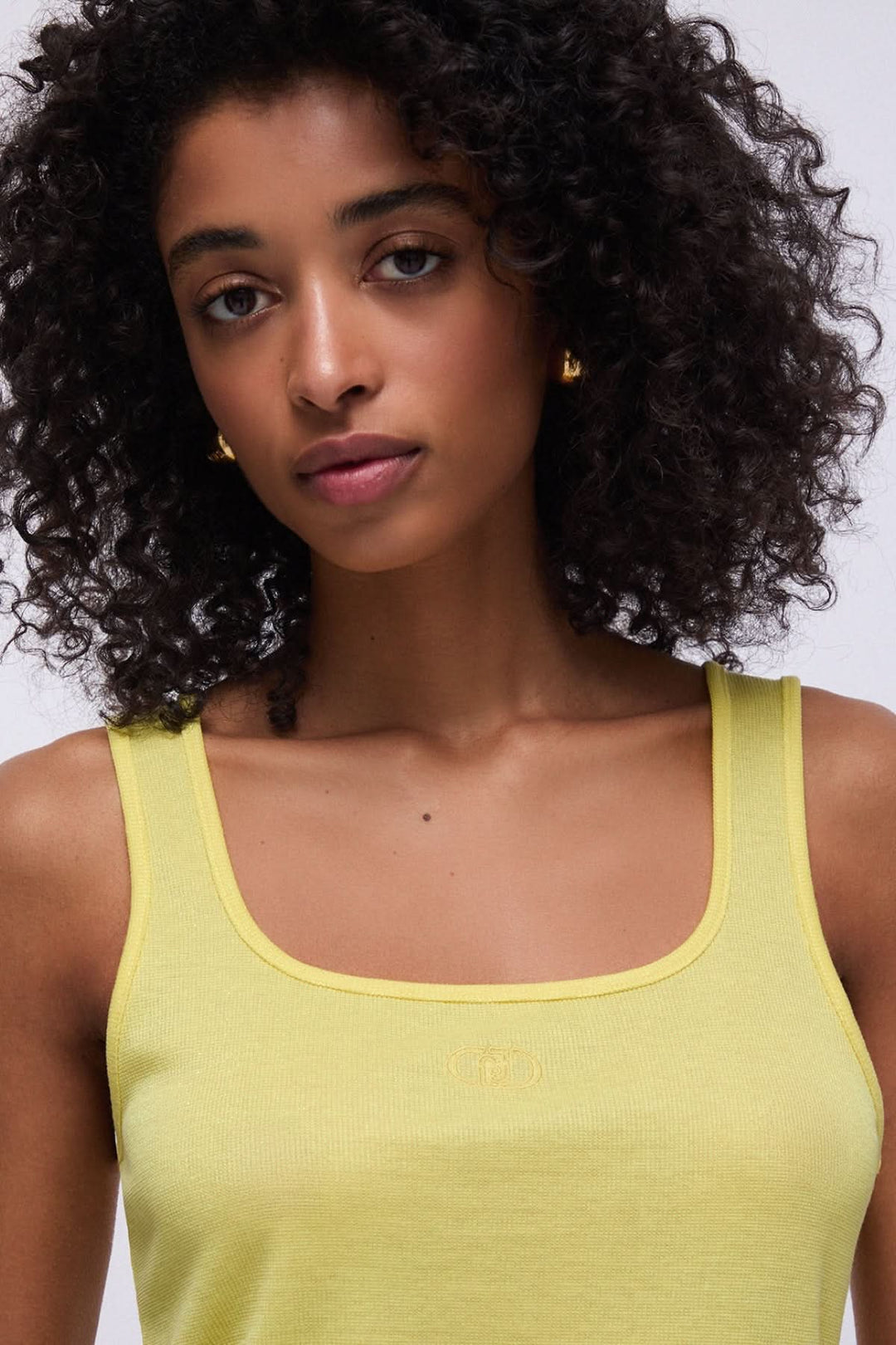 Femme portant une camisole à encolure carrée jaune, tissu doux et extensible
