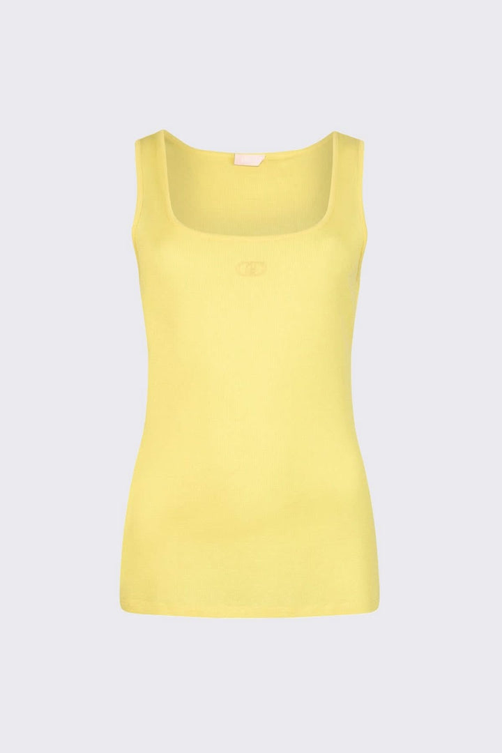 Camisole à encolure carrée jaune, silhouette épurée, tissu doux et extensible, idéale pour superposition.