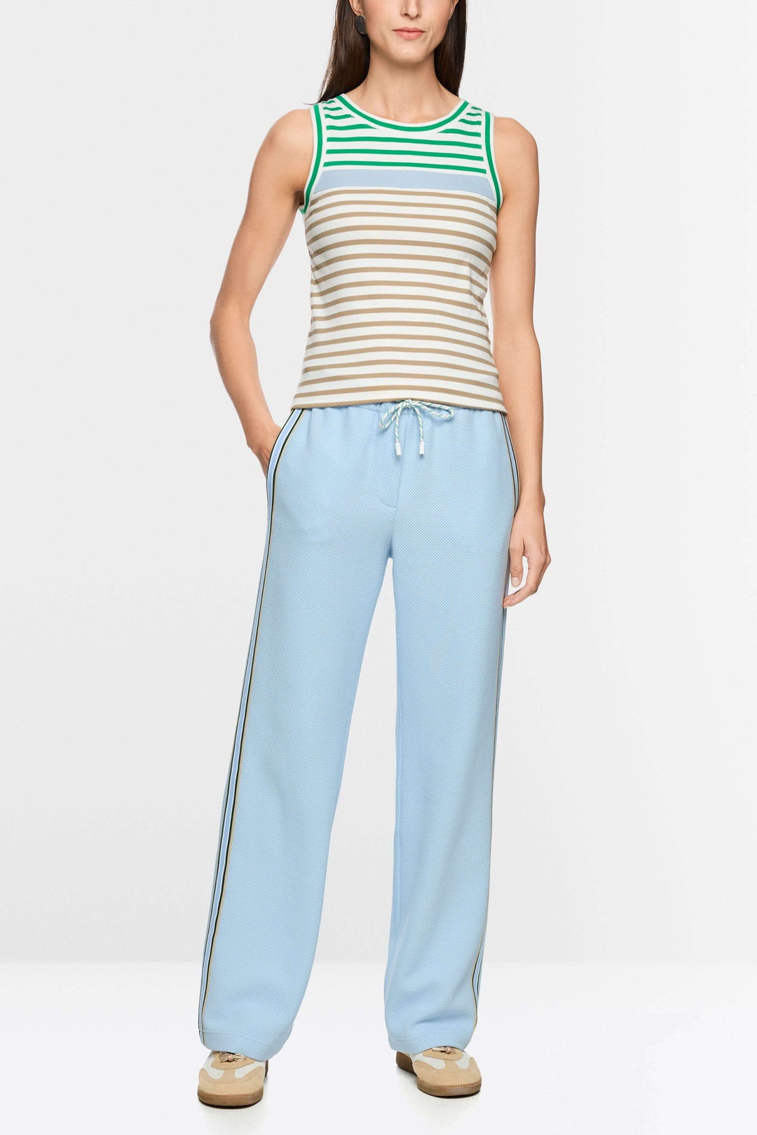 Camisole rayé en coton avec encolure ronde contrastante, silhouette sportive et moderne