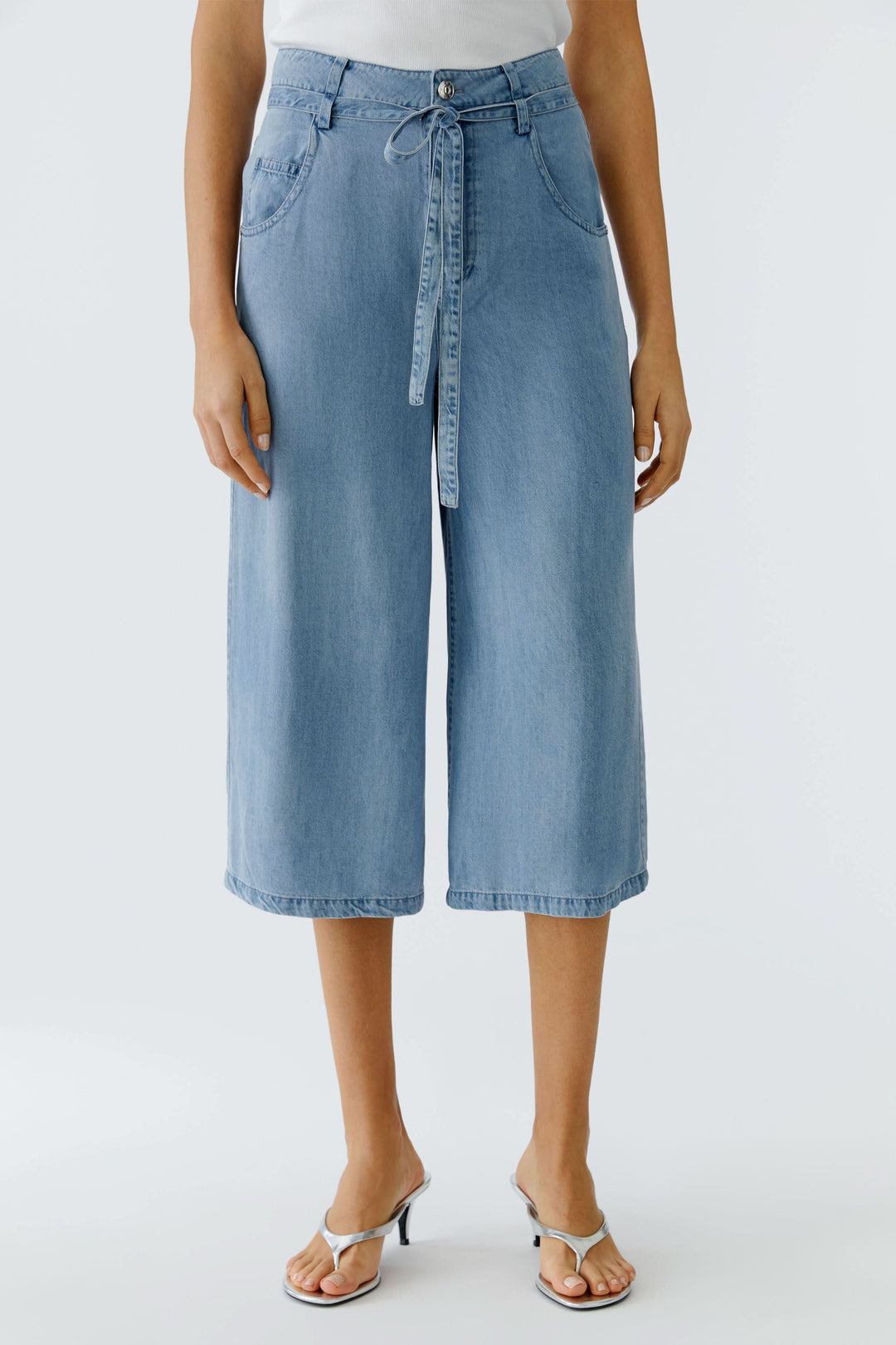 Capri denim à jambe large avec taille à cordon, silhouette moderne et ample idéale pour un look décontracté.