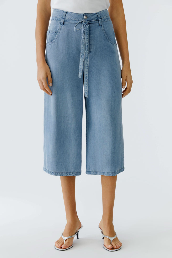 Capri denim à jambe large avec taille à cordon, silhouette moderne et ample idéale pour un look décontracté.