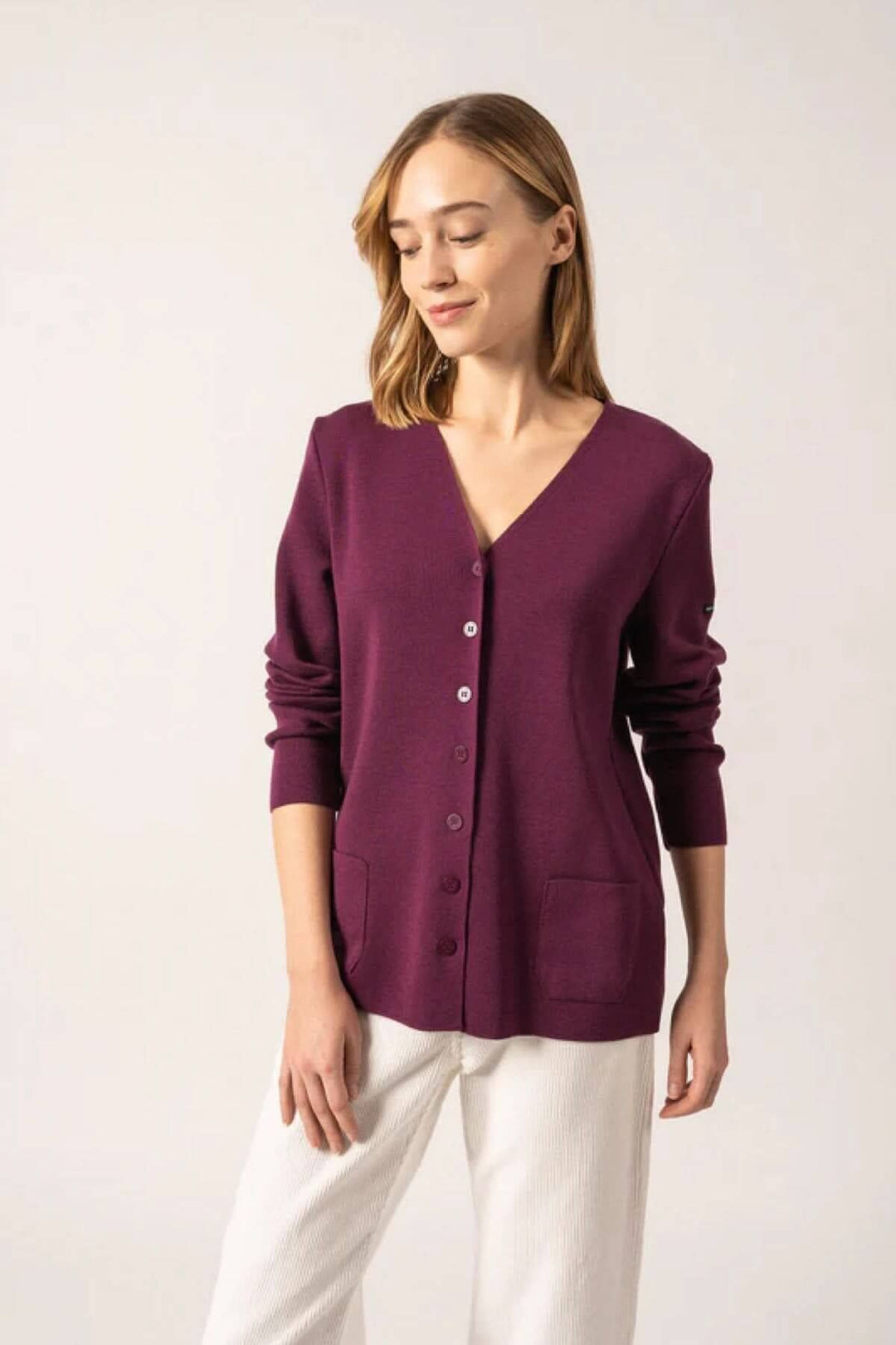 Cardigan BLAINVILLE à col V en maille fine, avec poches et boutons en métal, coloris violet.