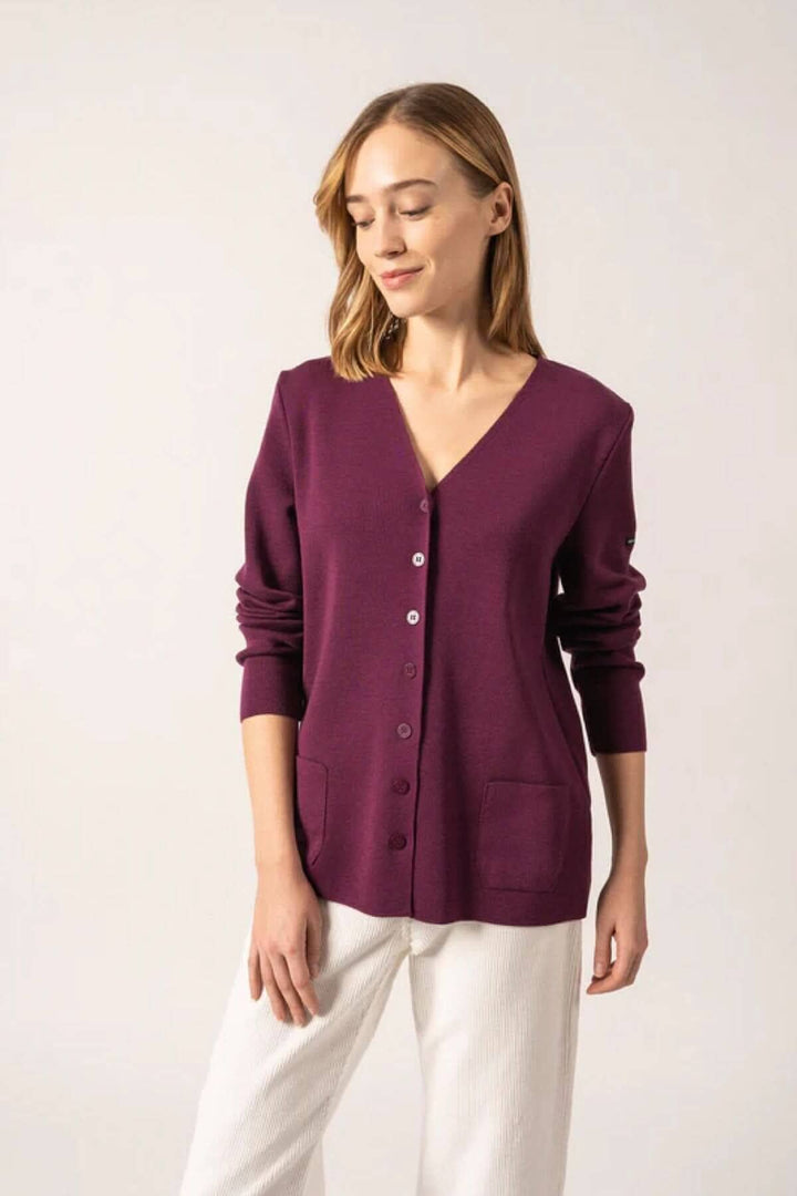 Cardigan BLAINVILLE à col V en maille fine, avec poches et boutons en métal, coloris violet.