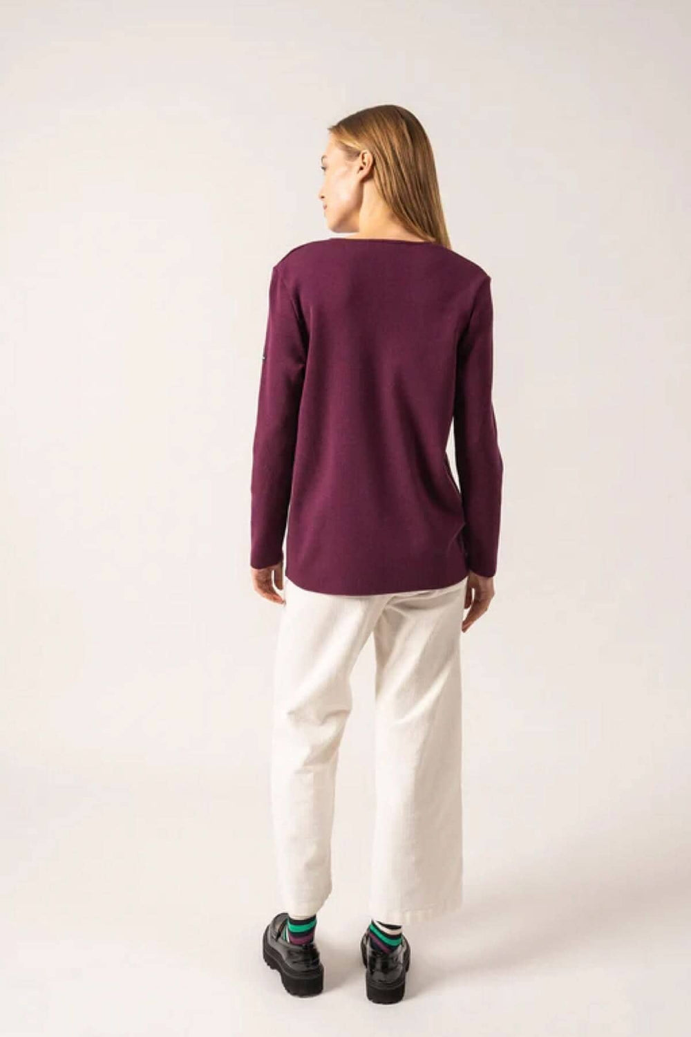 Femme portant un cardigan BLAINVILLE violet, avec col V et pantalon blanc, vue arrière.