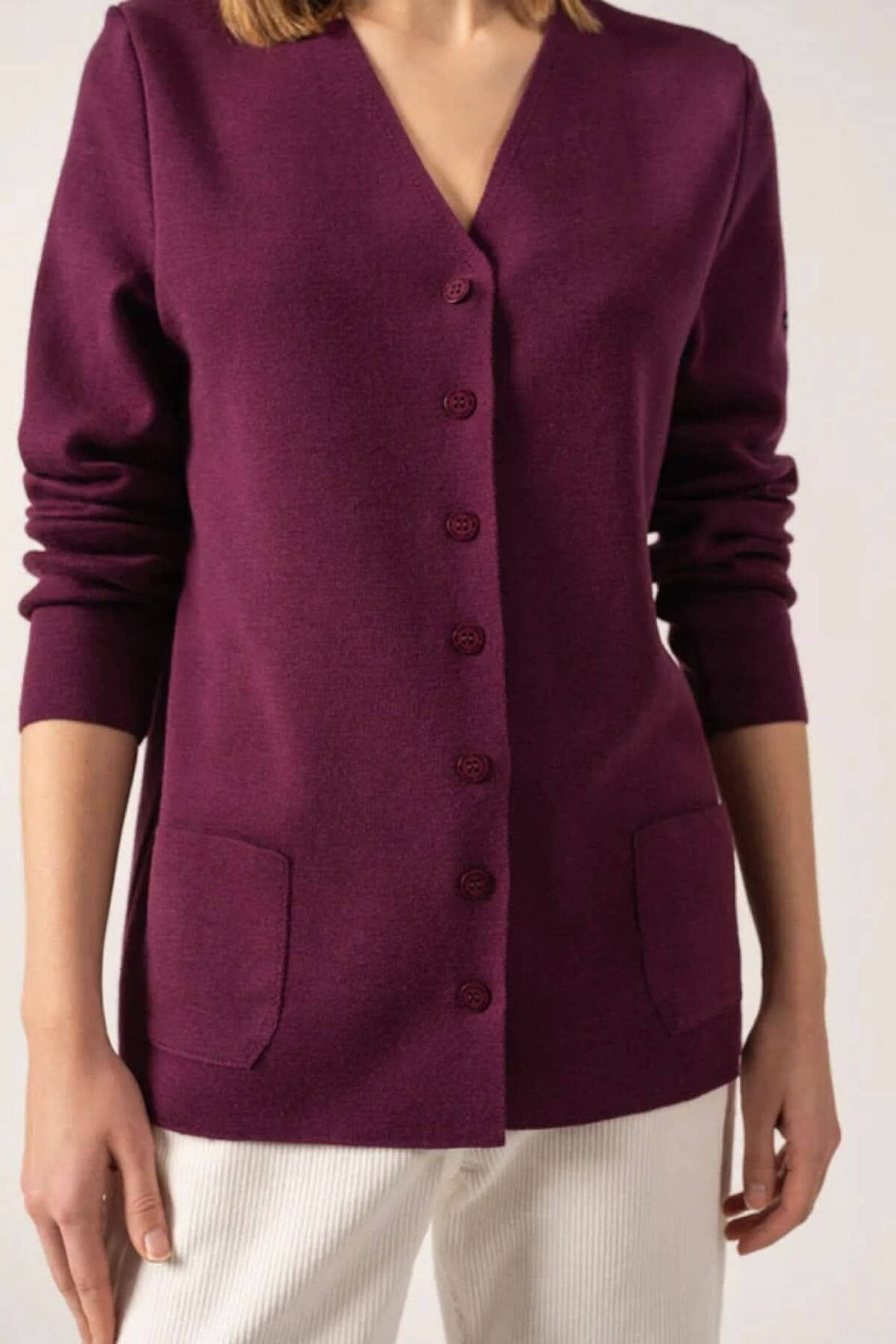 Cardigan BLAINVILLE col V en maille fine, violet, avec poches et boutons en métal, coupe droite.