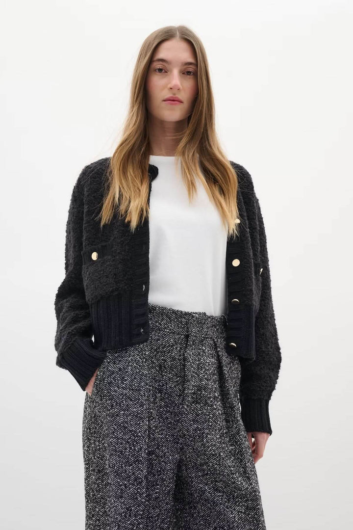 Cardigan Guo en maille texturée avec boutons dorés, chic et élégant, coupe courte pour un style moderne.