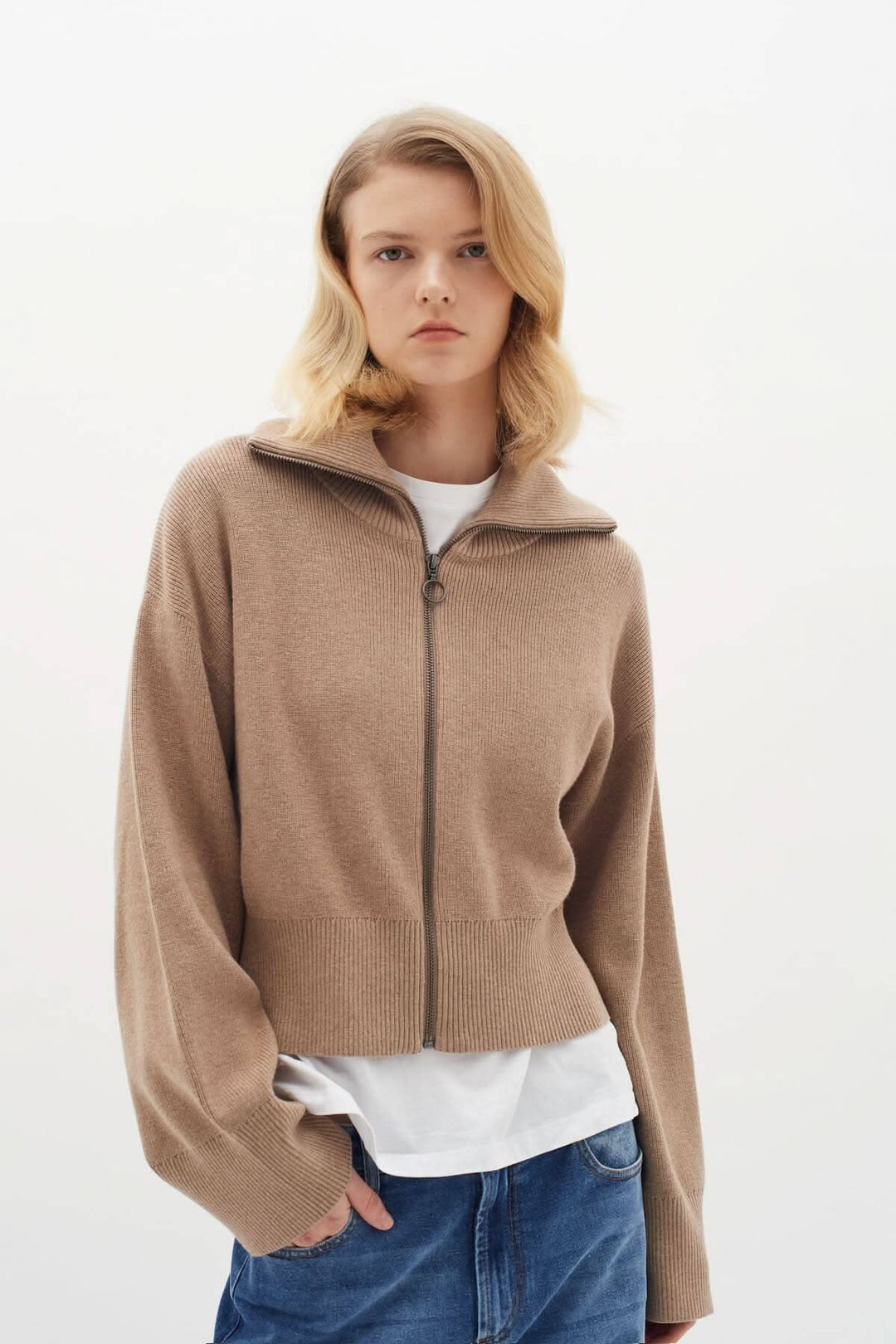 Cardigan Jogan en laine douce, fermeture zippée et col montant, look décontracté et chic.