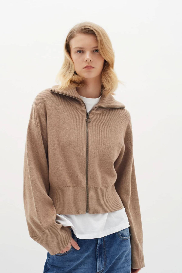 Cardigan Jogan en laine douce, fermeture zippée et col montant, look décontracté et chic.