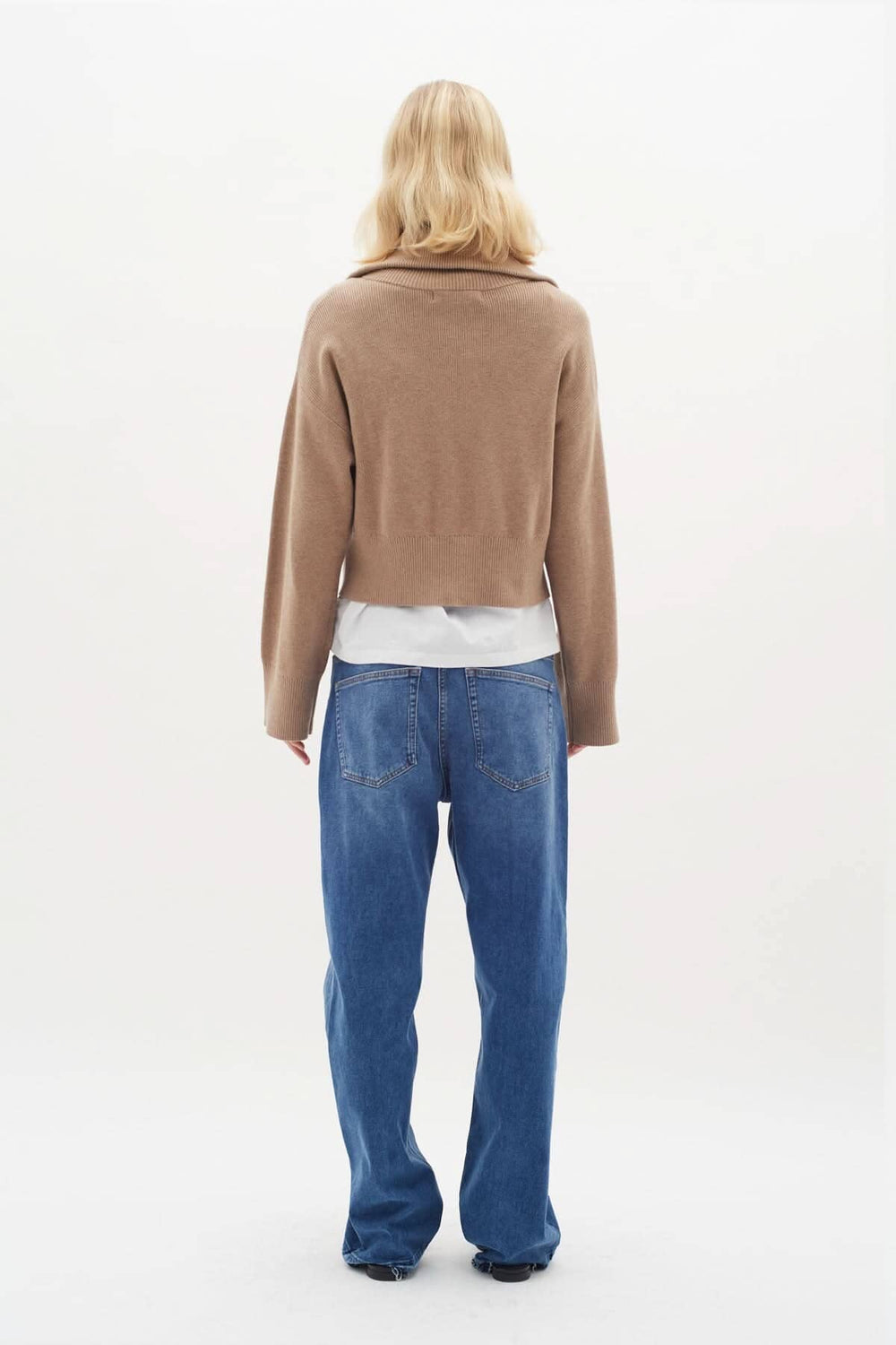 Cardigan Jogan marron avec col montant, porté sur un t-shirt et jean bleu, vue arrière, style décontracté.