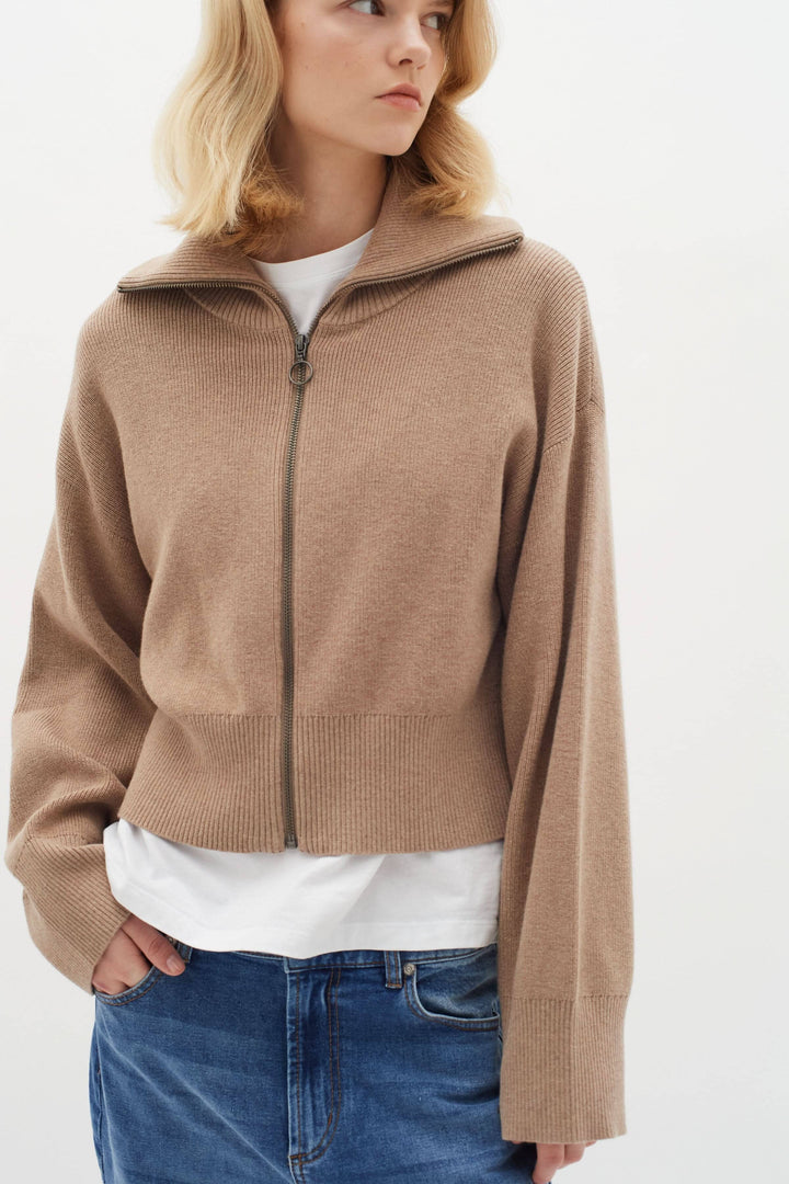 Cardigan Jogan en laine douce, fermeture zippée, col montant, idéal pour un look casual-chic.