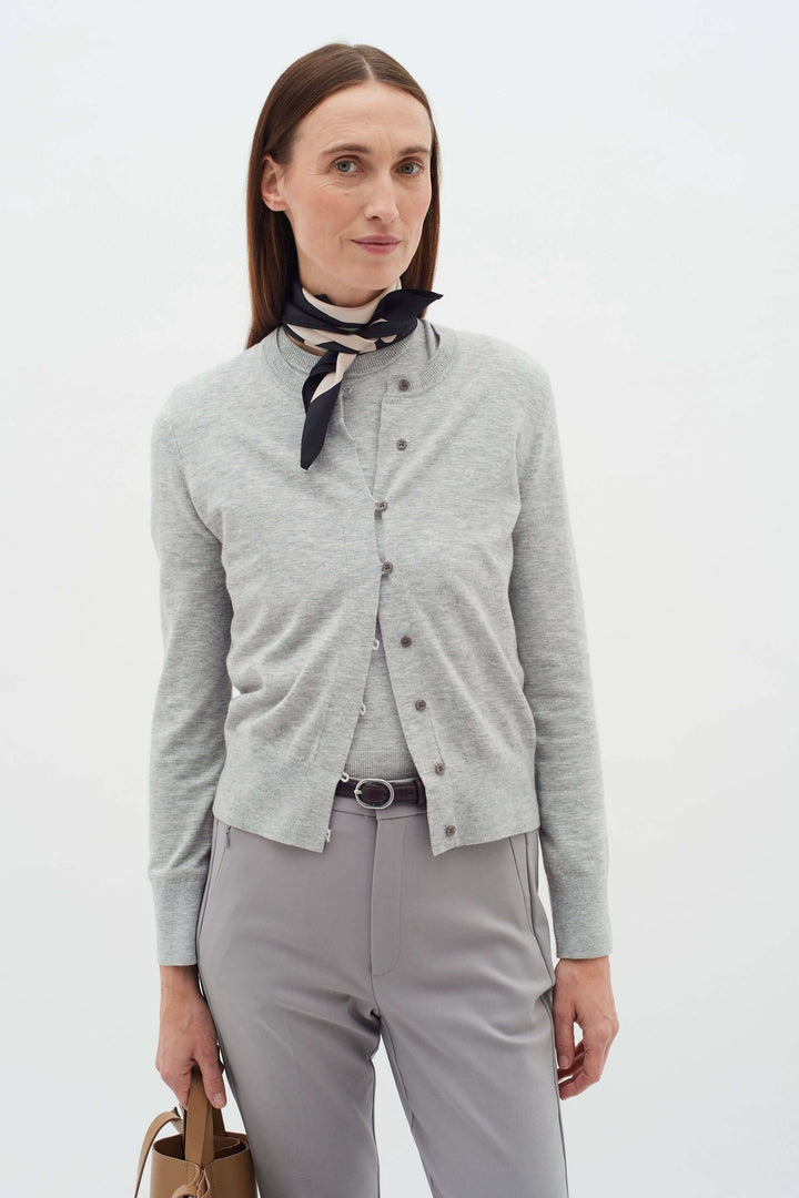 Cardigan Kellsie gris chiné, élégant et polyvalent, porté avec un foulard, parfait pour un look de bureau.