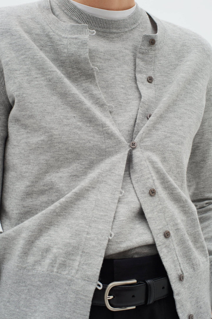 Cardigan gris chiné Kellsie, en maille douce avec fermeture boutonnée, parfait pour une tenue élégante et polyvalente.