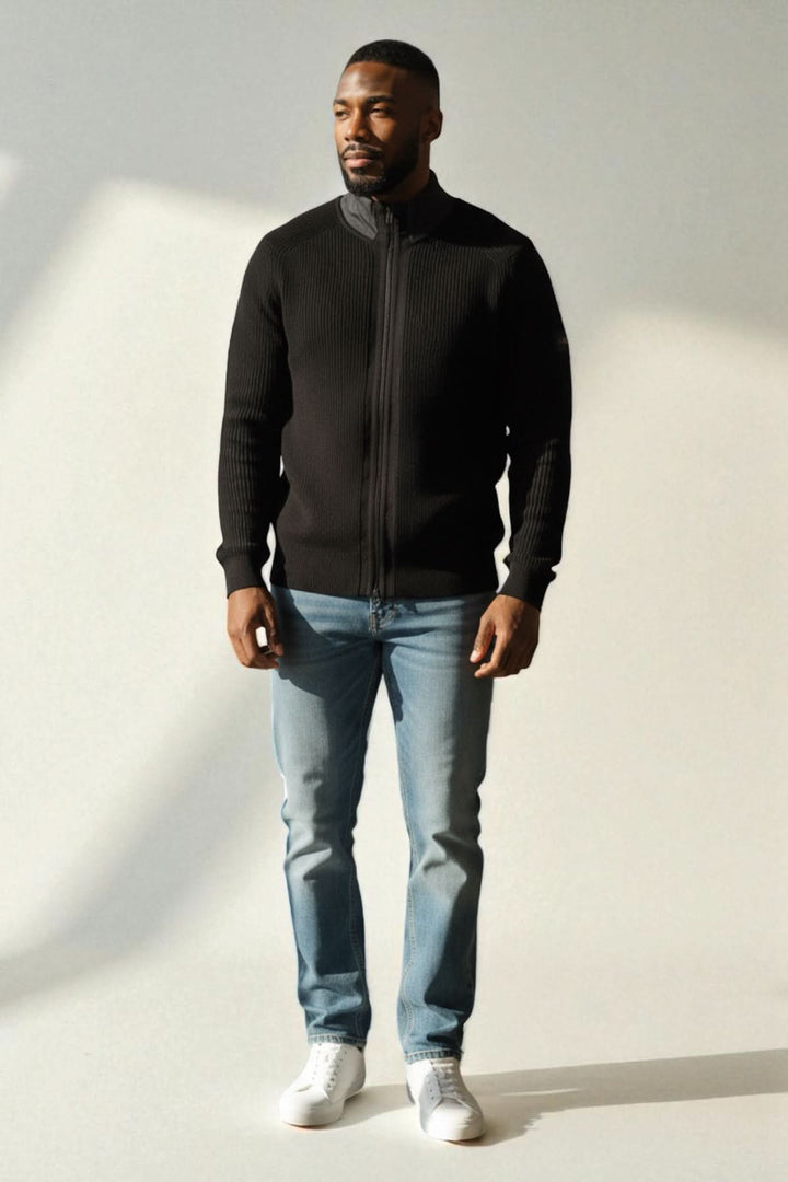 Homme portant le Cardigan Kigloo zippé en laine et nylon de BOSS.