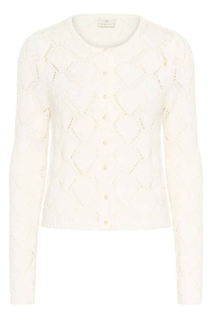 Cardigan Lorinia en maille ajourée blanche, silhouette féminine, manches longues, fermeture boutonnée, élégant et confortable.