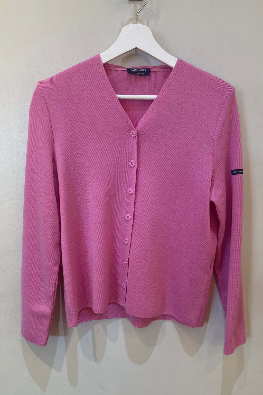 Cardigan de laine BREVANDS rose avec col en V et boutons discrets, parfait pour un style minimaliste et élégant.