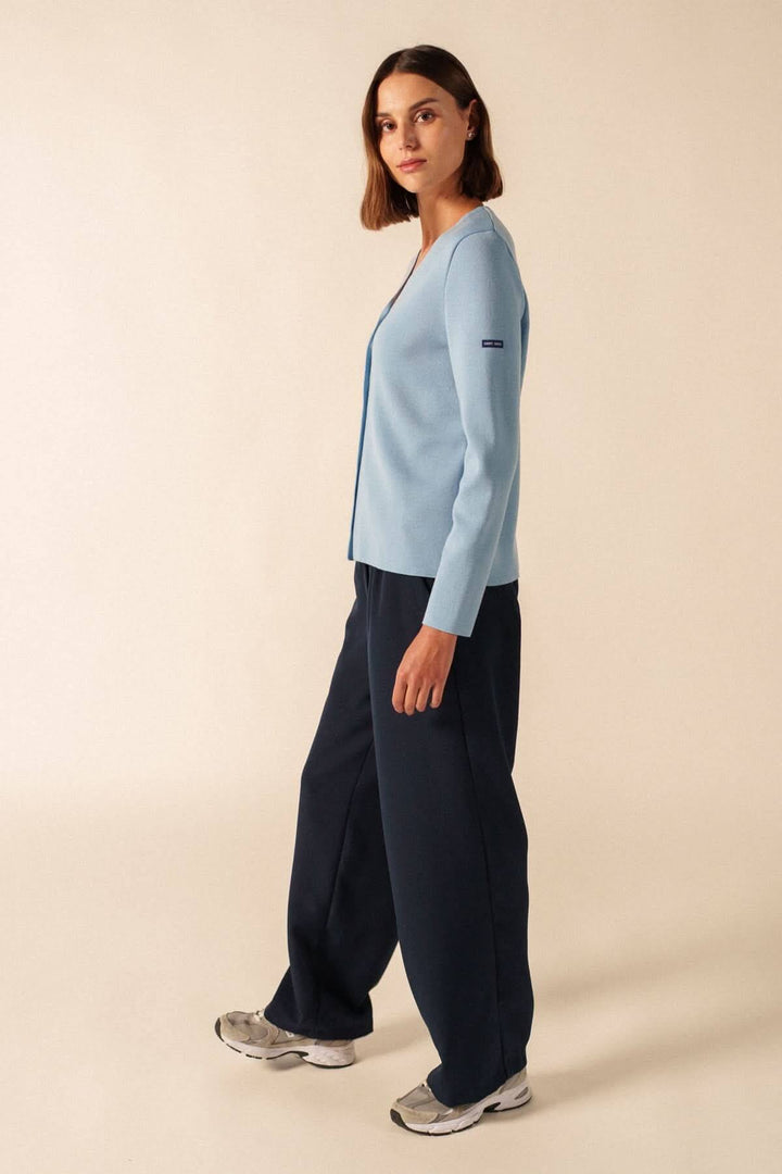Femme portant un Cardigan de laine BREVANDS bleu avec encolure en V, style élégant et minimaliste, idéal pour un look casual chic.