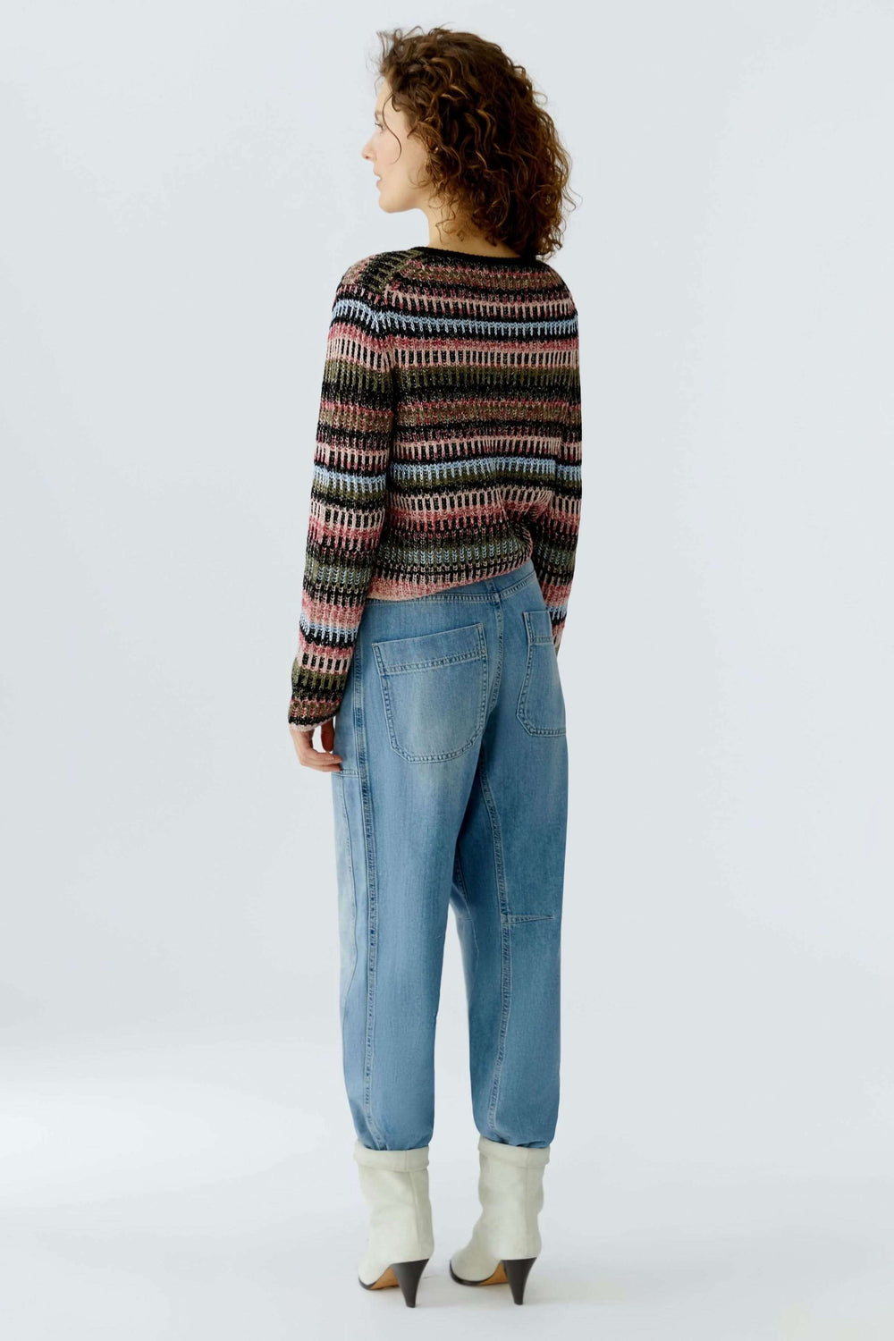 Cardigan en maille texturée avec motif graphique porté avec un jean, vue arrière